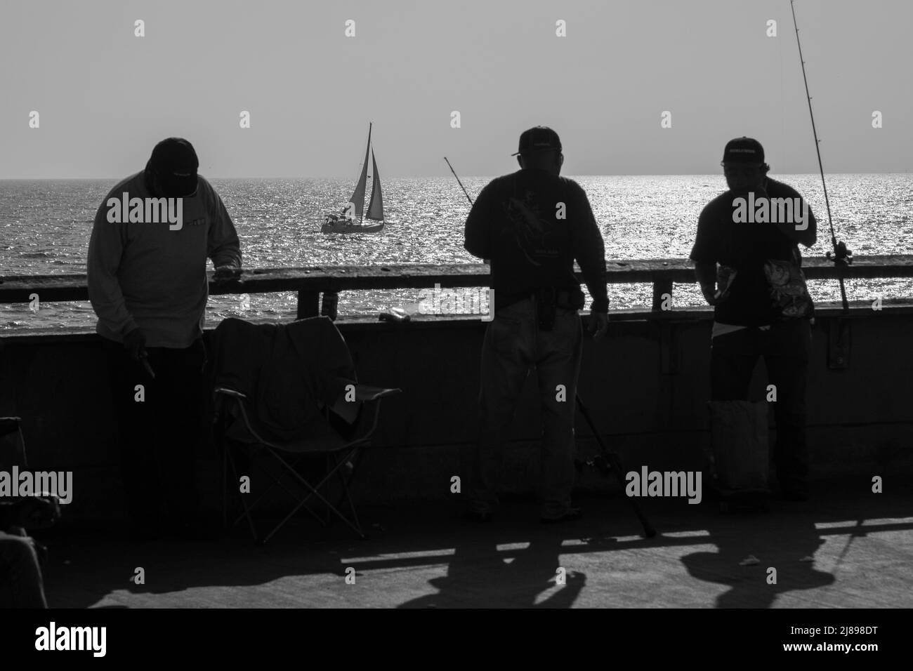 Trois hommes pêchant à Santa Monica Banque D'Images