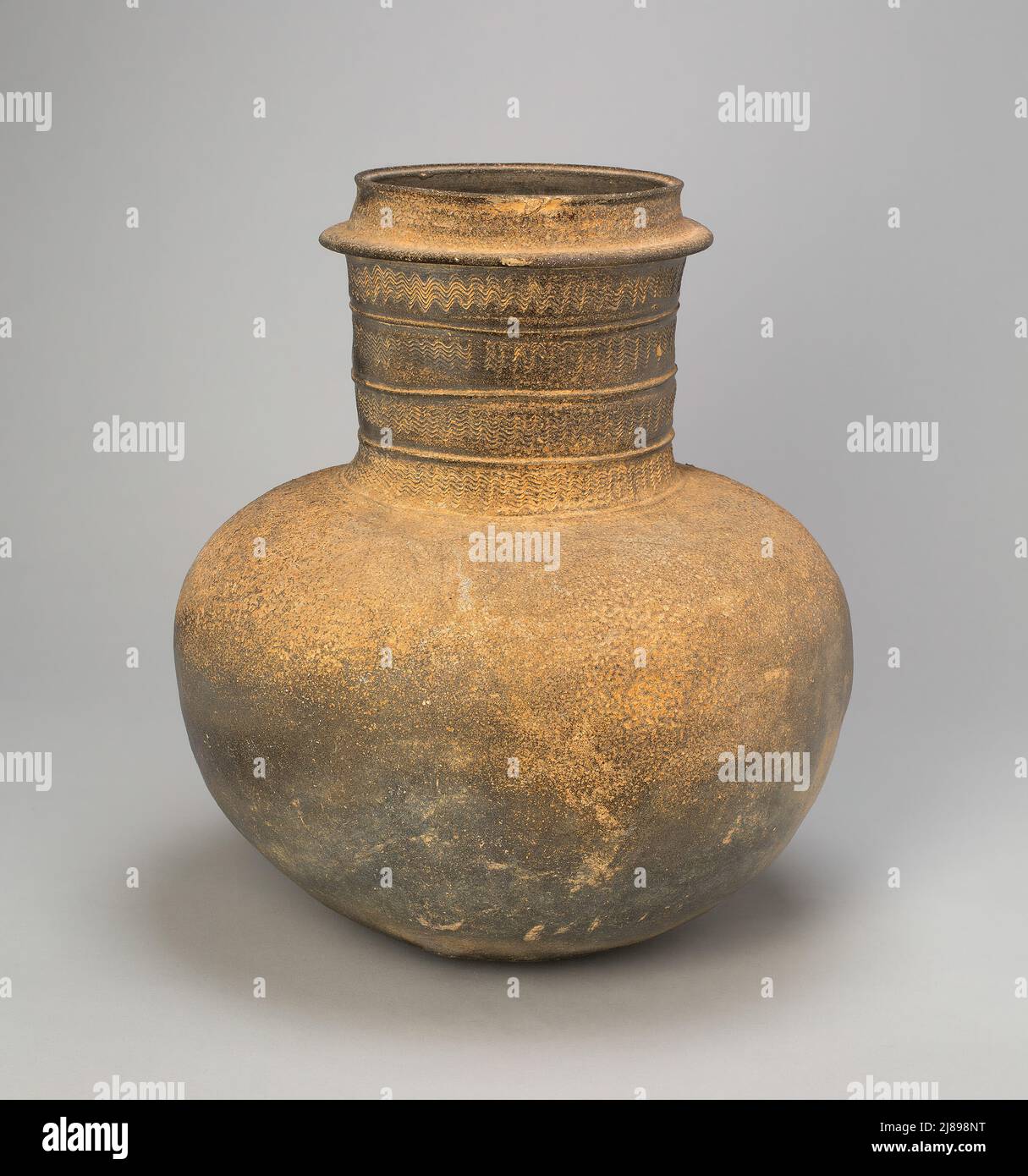 Jarre globulaire avec Ribs, Corée, période de trois royaumes (57 B.C.-A.D. 668), Royaume de Silla (57 B.C.-A.D. 935) ou Fédération de Gaya (42-562), 5th/6th Century. Banque D'Images