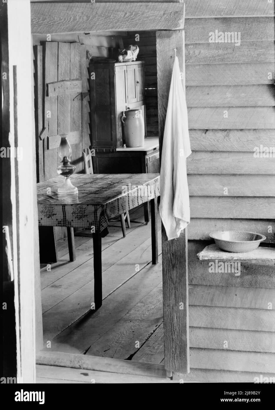 Stand de toilette dans la course pour chiens et la cuisine de la cabine de Floyd Burroughs. Hale County, Alabama. Banque D'Images