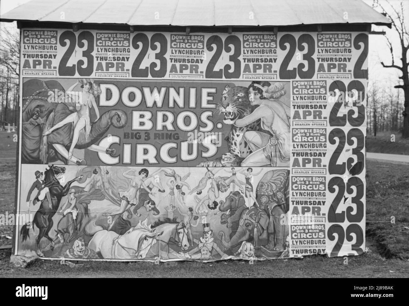 Affiches couvrant un bâtiment près de Lynchburg pour annoncer un cirque de Downie Bros. Banque D'Images