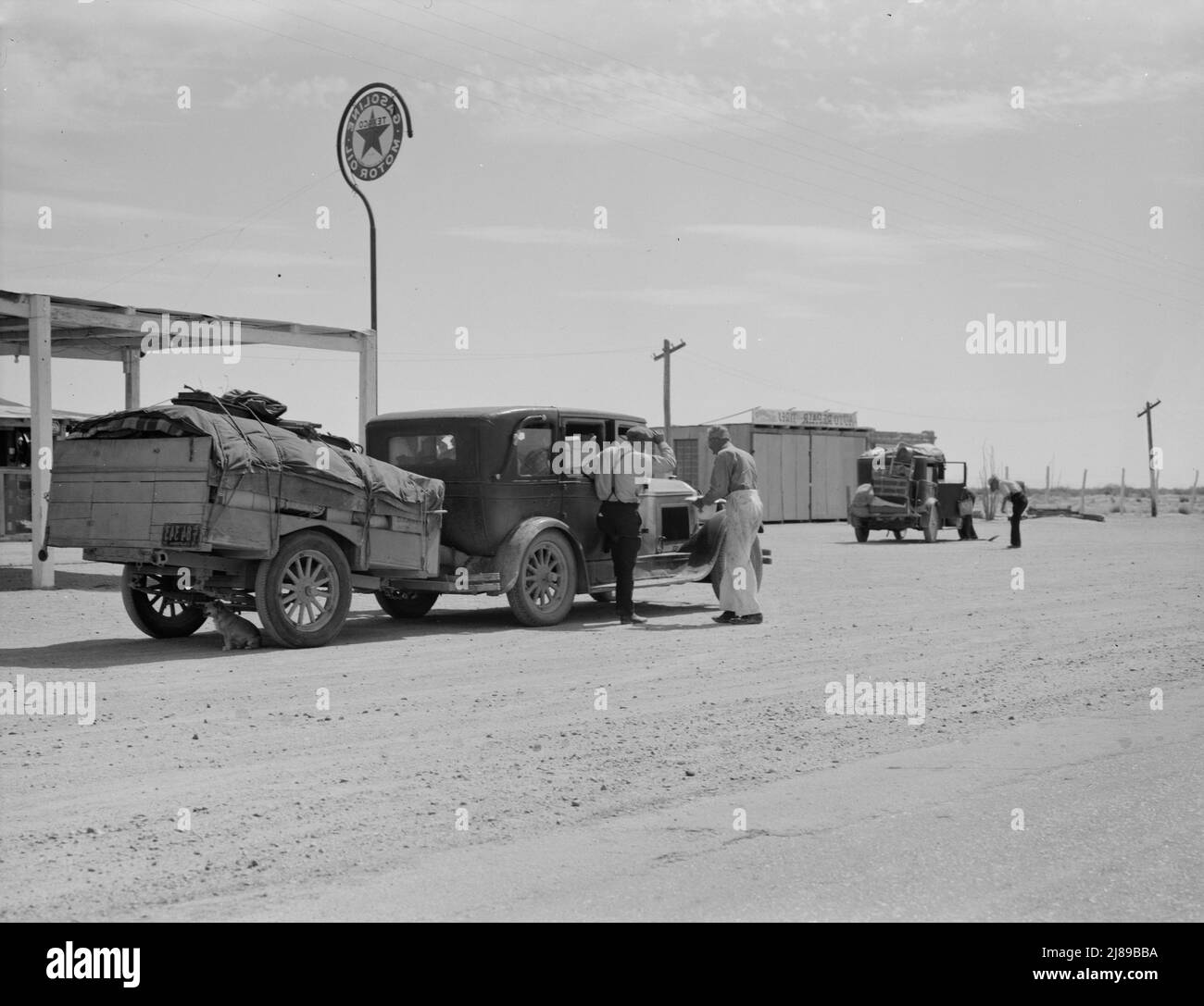 [Photo sans titre, peut-être liée à: Famille de neuf de près de fort Smith, Arkansas, sur leur chemin pour essayer de trouver du travail dans les récoltes de Californie. Entre Yuma et Phoenix, Arizona. Quatorze de ces voitures ont été votées un après-midi sur cette route]. Banque D'Images