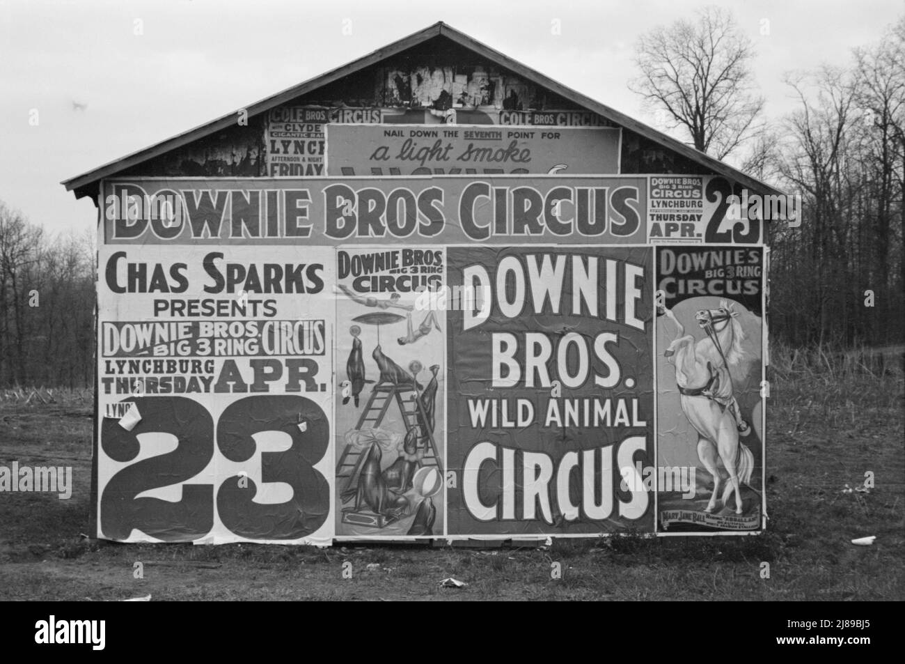Affiches couvrant un bâtiment près de Lynchburg pour annoncer un cirque de Downie Bros. ['animaux sauvages': Spectacle avec phoques et chevaux]. Banque D'Images