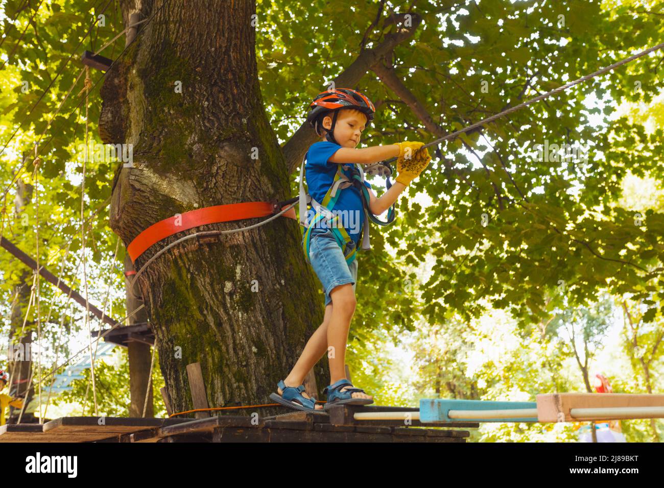 Les enfants se concentrent dans le parc à cordes Banque D'Images