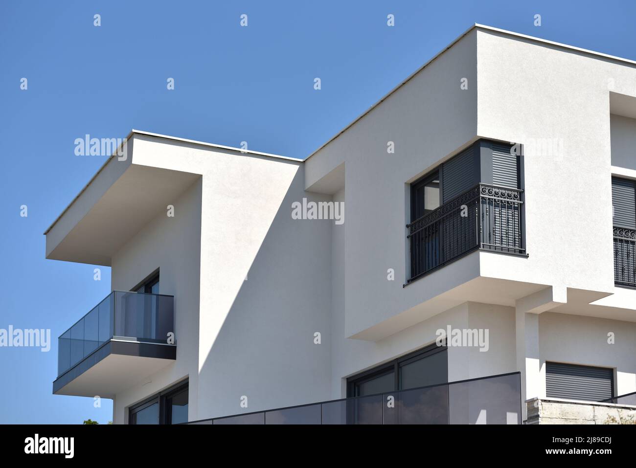 Maison moderne avec fenêtre d'angle et toit plat Banque D'Images