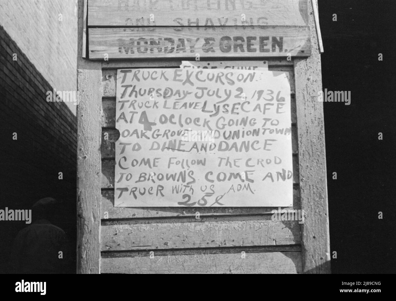 Panneau excursion, Alabama. ['Truck excursion (sic): Jeudi 2 1936 juillet, le camion quitte le Lyse Cafe à 4 heures aller à Oak Grove et Union Town pour dîner et la danse venez suivre la crod (sic) à Brown's Come and Truer (?) avec nous adm(fission) 25c']. Banque D'Images