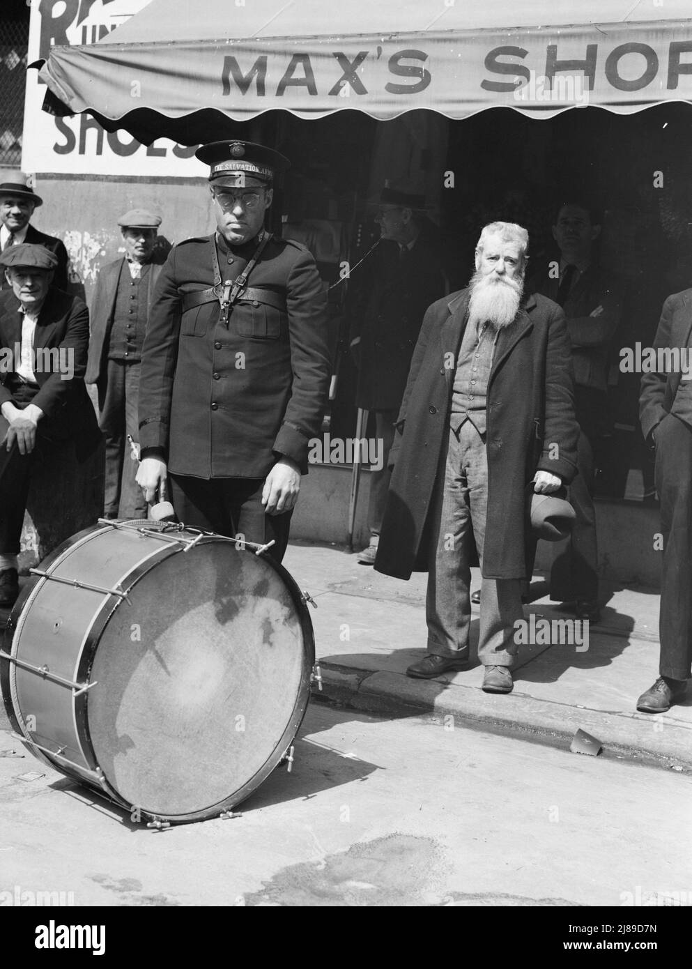 Armée du salut, San Francisco, Californie. Soldat : « Je fais des panardes tous les soirs dans les bars et les lieux. Vous ne voulez pas une image de cela, c'est juste le début.". [Signe : Max's Shop]. Banque D'Images