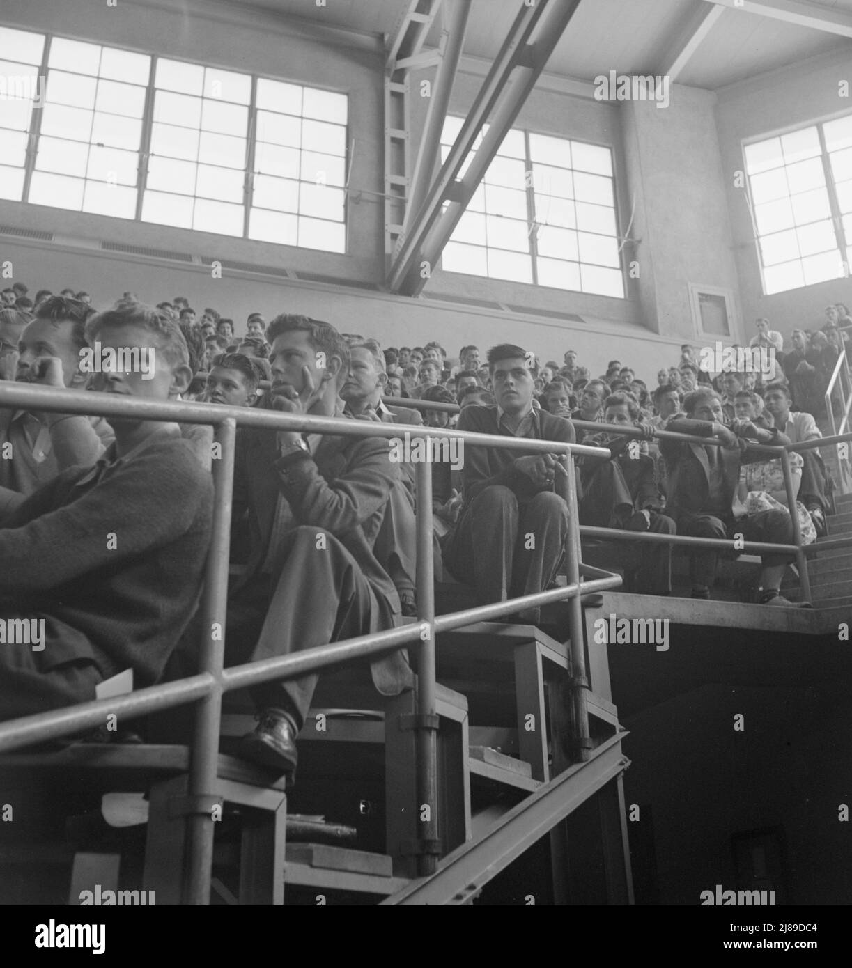 Auditoire étudiant à l'écoute de l'allocution du général Smedley Butler à l'occasion de la Journée de la paix. Berkeley, Californie, Université de Californie. Banque D'Images