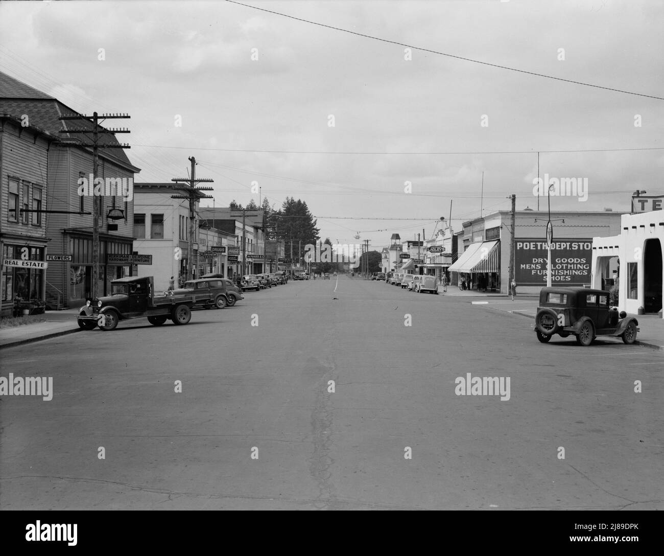 Washington occidental, comté de Grays Harbour, Elma. Sur les États-Unis 410. Vue sur la rue principale depuis le point en face de l'hôtel de ville. Banque D'Images