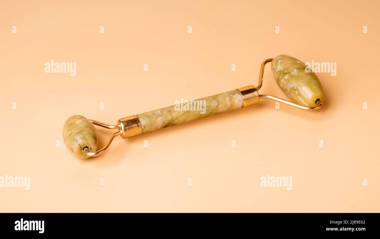 Instruments de pierre de massage Gua Sha. Rouleau en arrière-plan. Banque D'Images
