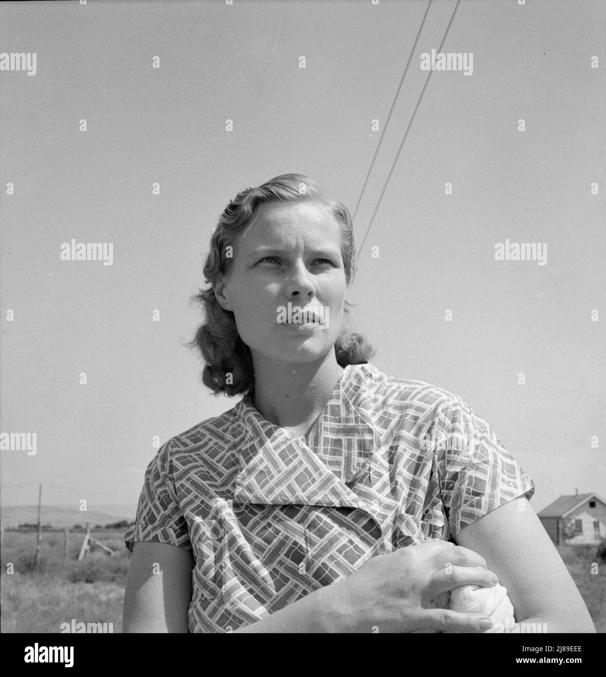 Oregon, Comté de Klamath, Merrill. Jeune femme d'une ferme du Dakota du Sud, où vit encore sa famille. Elle et son mari sont des travailleurs migrateurs et vivent dans une cabane dans le comté de Klamath, en attendant l'ouverture de la récolte de pommes de terre. "Mon mari vient juste les travaux de jour.". Banque D'Images