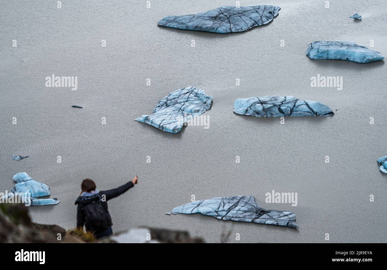 Un touriste flou méconnaissable surprend un énorme glacier Banque D'Images