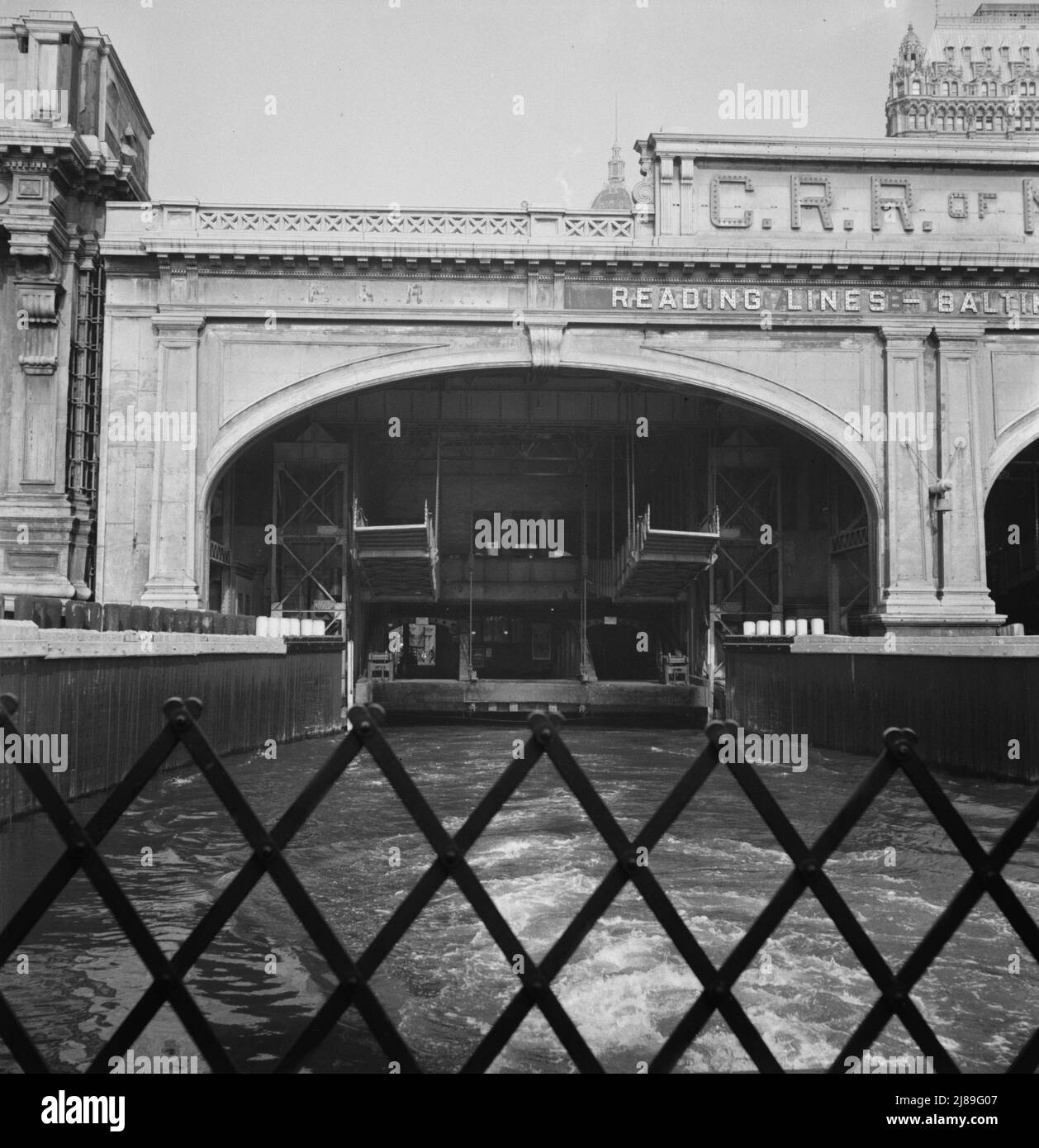 Traversée en bus du ferry qui transporte les passagers de l'autre côté de l'Hudson à destination des trains du côté de Jersey. New York. Banque D'Images