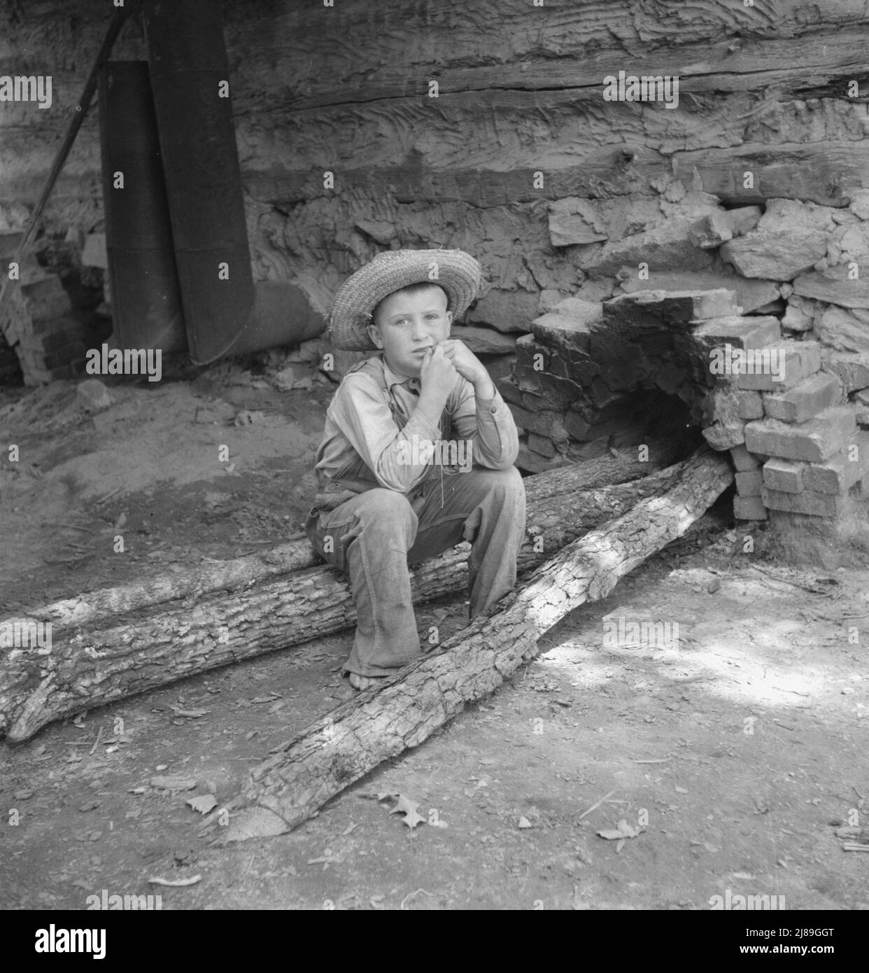 Fils de dix ans de la casarétrompper de tabac peut faire un "travail de main" au moment de la récolte du tabac. Granville County, Caroline du Nord. Banque D'Images