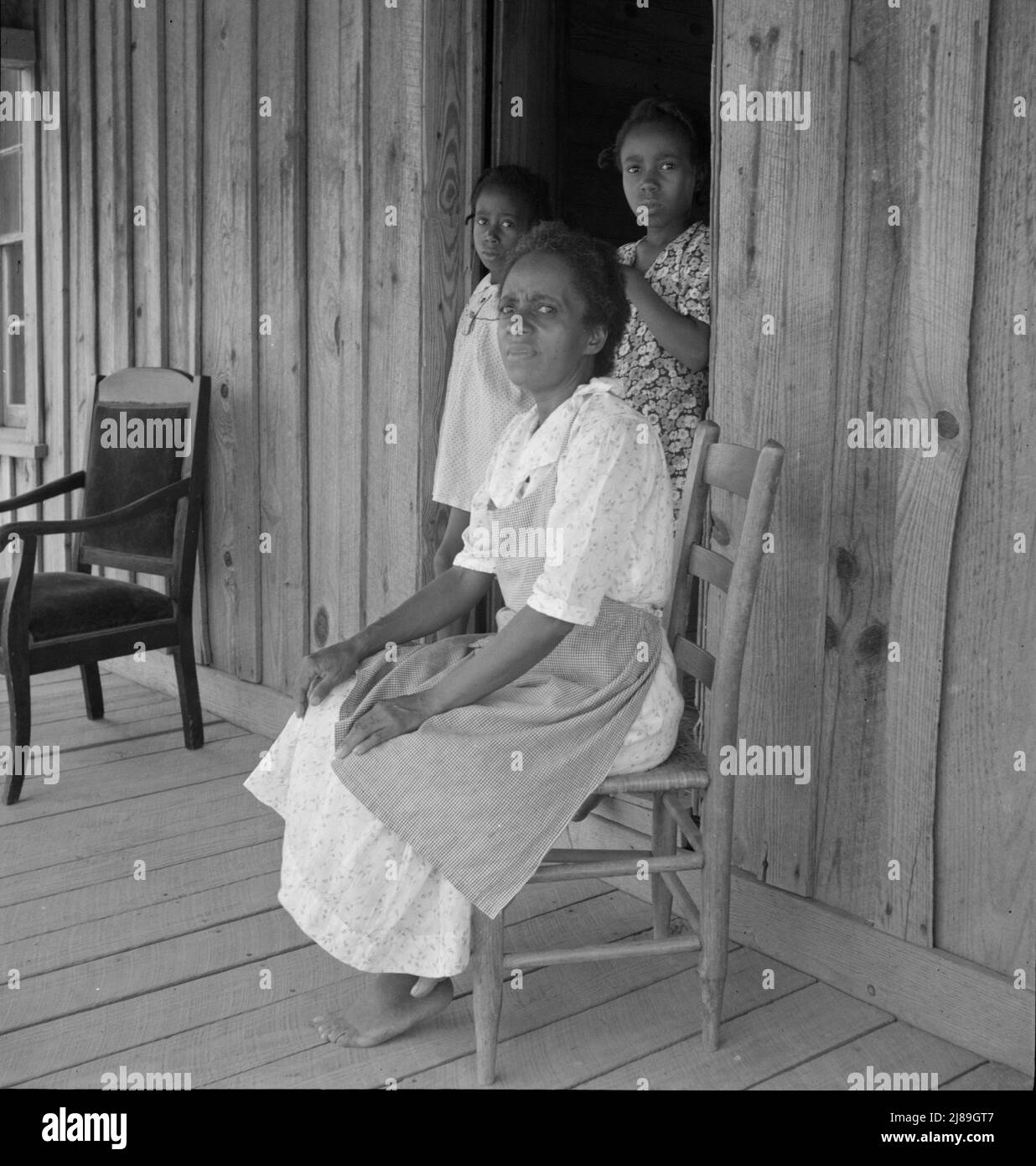 Femme d'un agriculteur locataire avec deux de ses six enfants, dont aucun ne va à l'école. Chatham County, Caroline du Nord. Banque D'Images