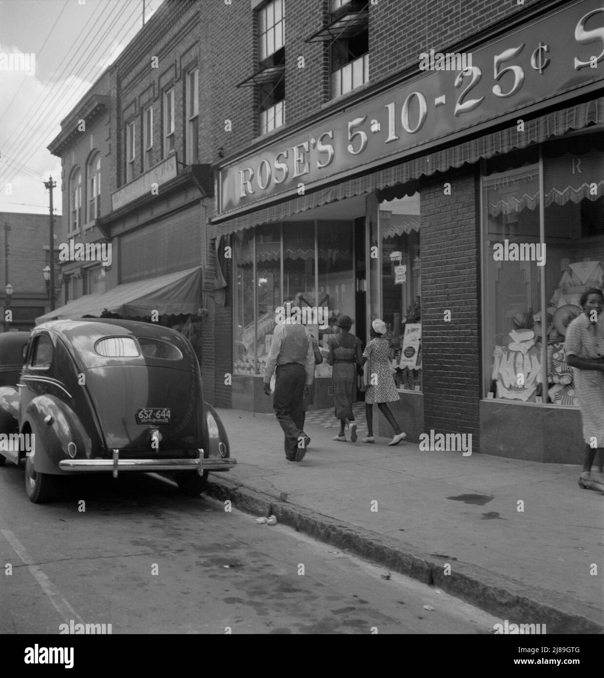 La rue principale, Fayetteville Street, de Siler City, Caroline du Nord. Contraste avec l'image de la même scène prise il y a vingt-cinq ans. [Magasin rose 5-10-25cent]. Banque D'Images
