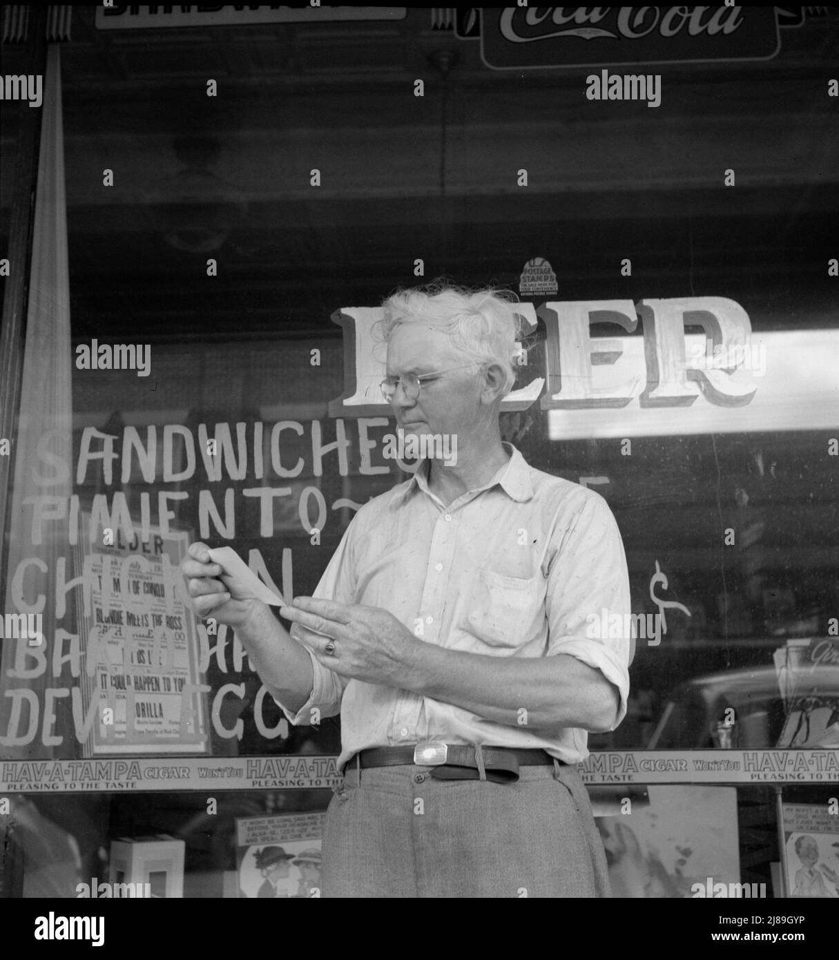 Homme qui était maire de Siler City, en Caroline du Nord, il y a vingt-cinq ans. Regarder de vieilles photos de la ville. Banque D'Images