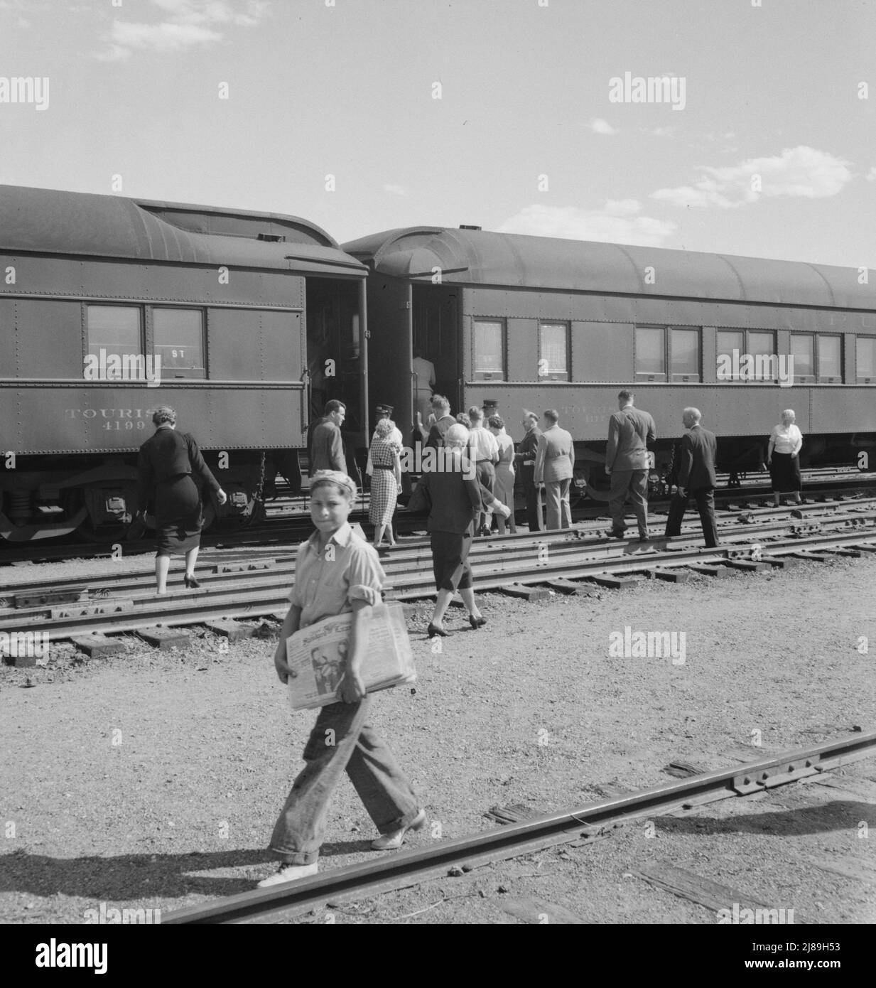 Gares ferroviaires, Kearney, Nebraska. Les passagers des trains terrestres reviennent à leur voiture après dix minutes d'arrêt de train entre San Francisco et Chicago. [Un petit journal sur la piste alors que les passagers montent à bord du Challenger]. Banque D'Images