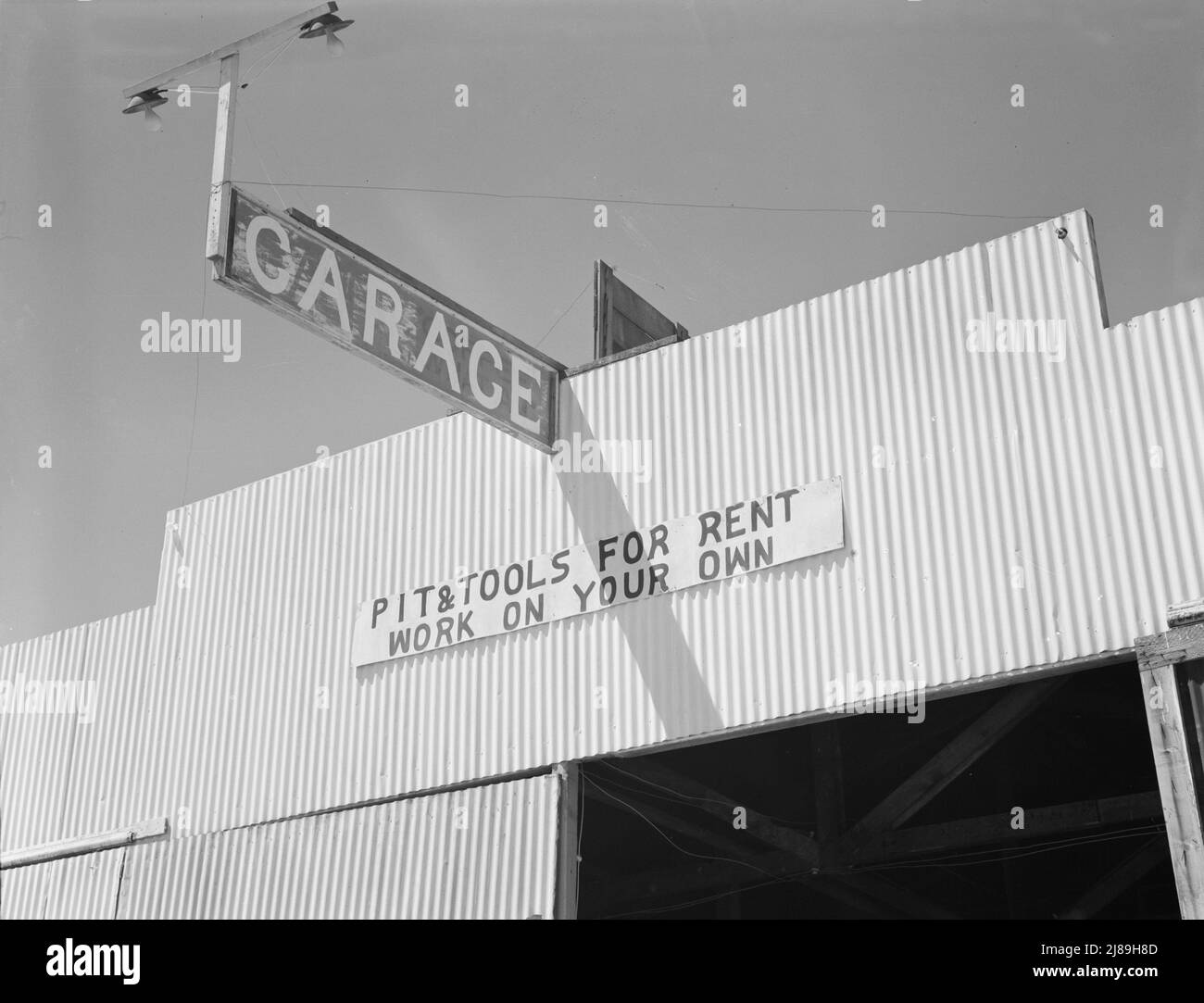 ÉTATS-UNIS 99. Fresno Comté. "Fosse et des outils à louer--travail sur votre propre." Californie. [« garage »]. Banque D'Images