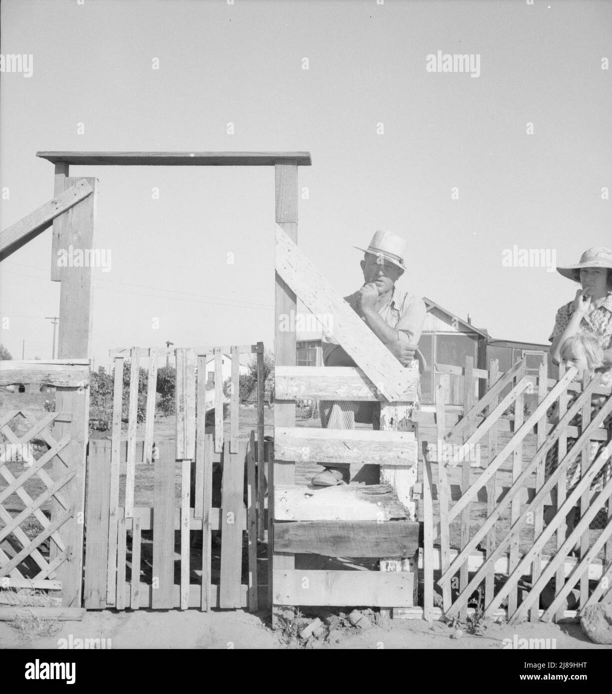 Highway City, Californie, près de Fresno. Famille de l'Oklahoma; ont été en Californie pendant six ans, ont été les travailleurs migrants maintenant dans travaux Progress Administration (WPA) d'où ils peuvent être coupés à l'ouverture de la récolte 1939. Leur maison représente l'une des nombreuses structures similaires, qu'ils tentent de construire par leurs propres efforts sur les terres pauvres, pour lesquelles ils paient quelques dollars par mois du budget de la WPA. Leur facture de lumière est de deux dollars par mois. Facture d'eau un dollar par mois, kérosène pour cuisiner cinq dollars par mois, environ. Ils possèdent une Ford 1929. « Th Banque D'Images
