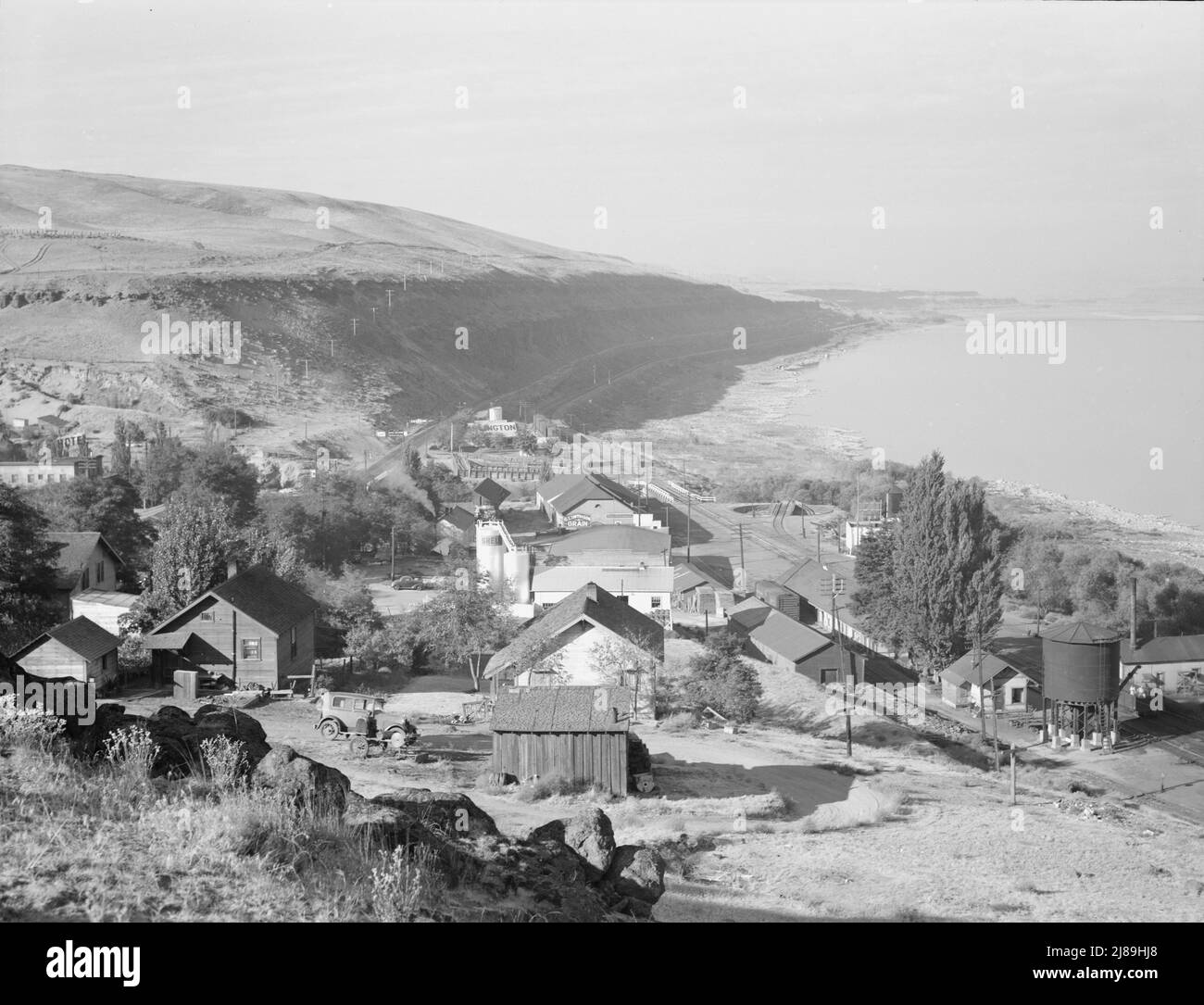 La ville d'Arlington, Oregon, sur le fleuve Columbia, à 112 km du barrage de Bonnville. Population: 601. Point de division ferroviaire. [Notez la plaque tournante du chemin de fer sur la droite de la voie. La ville a dû être relocalisée en 1963 en raison de la construction du barrage de John Day]. Banque D'Images