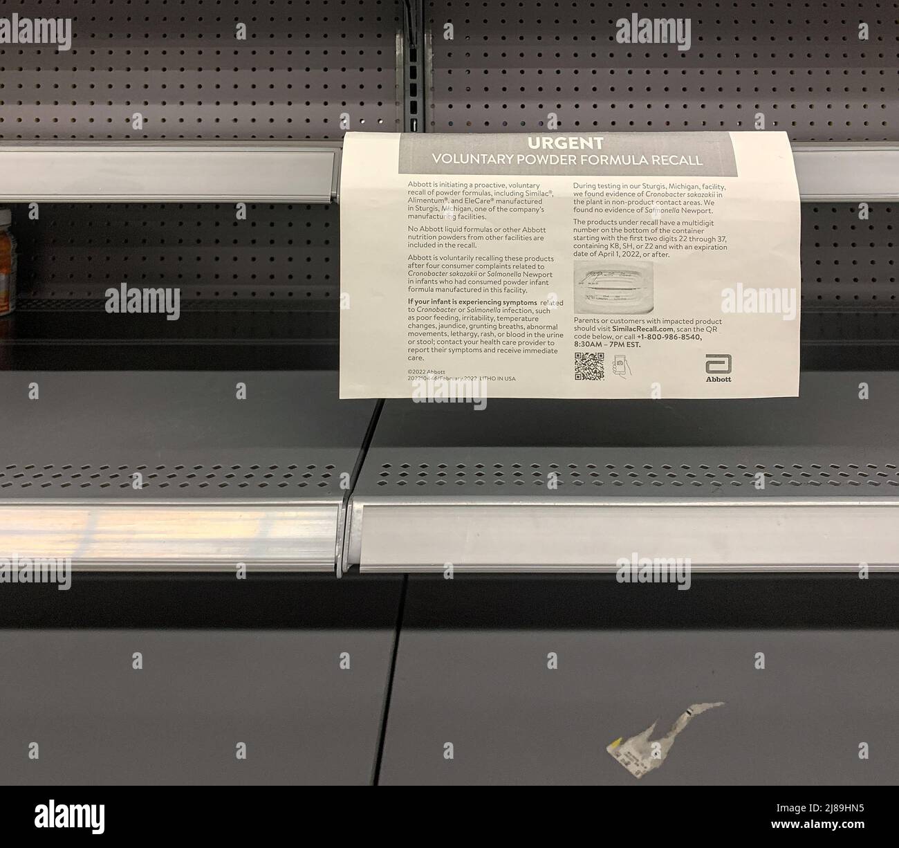 Dallas, Texas, États-Unis - 13th 2022 mai - Un avis de rappel pour les préparations pour bébés est suspendu de la tablette vide de walmart par ordre du gouverneur Greg Abbott après deux chil Banque D'Images