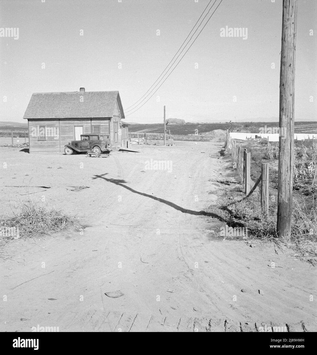 Nouvelle maison de la famille Schroeder. Ils ont quitté le Dakota du Sud il y a trois ans dans cette voiture. Dead Ox Flat, comté de Malheur, Oregon. Banque D'Images