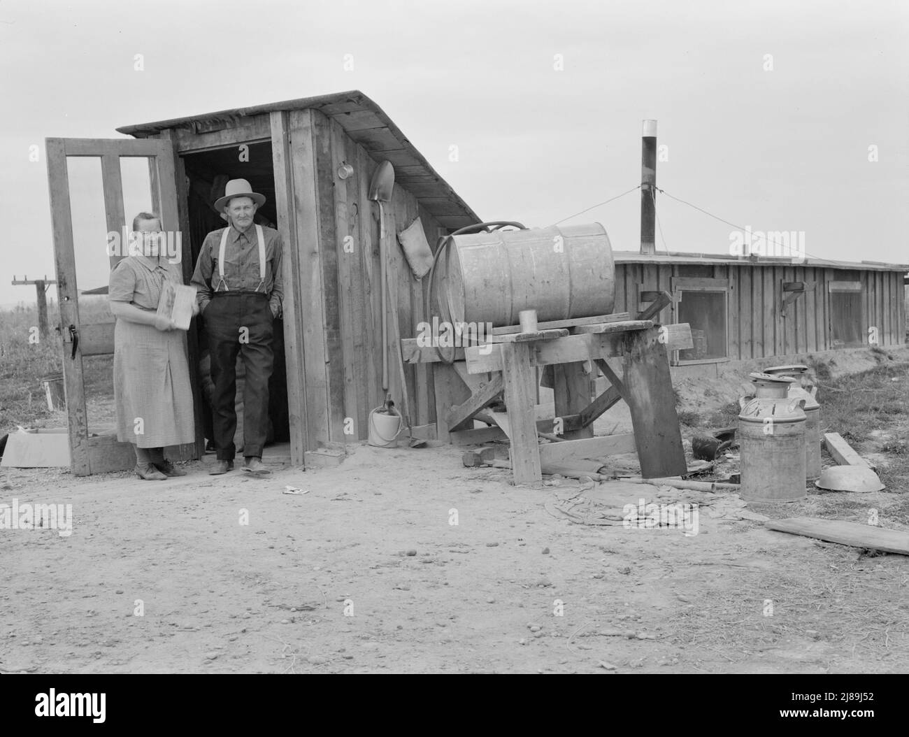 M. et Mme Wardlow à l'entrée de leur maison de sous-sol. Dead Ox Flat, comté de Malheur, Oregon. Banque D'Images