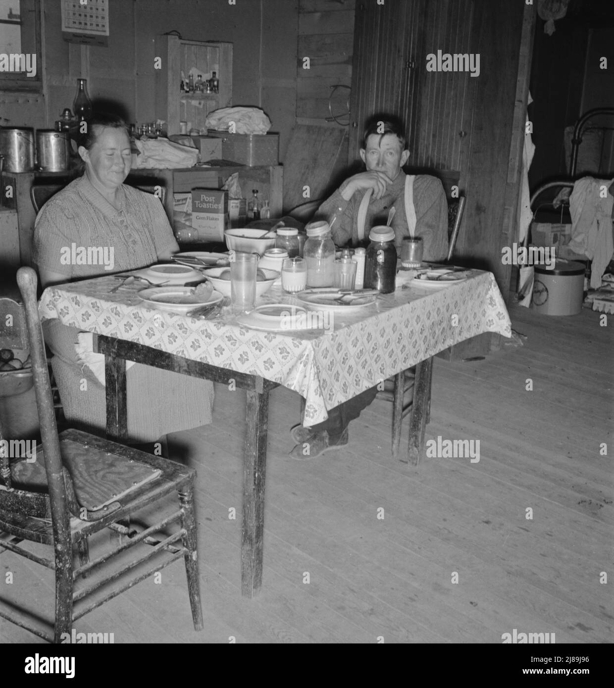 M. Wardlow dit grâce avant le dîner. Dead Ox Flat, comté de Malheur, Oregon. Banque D'Images