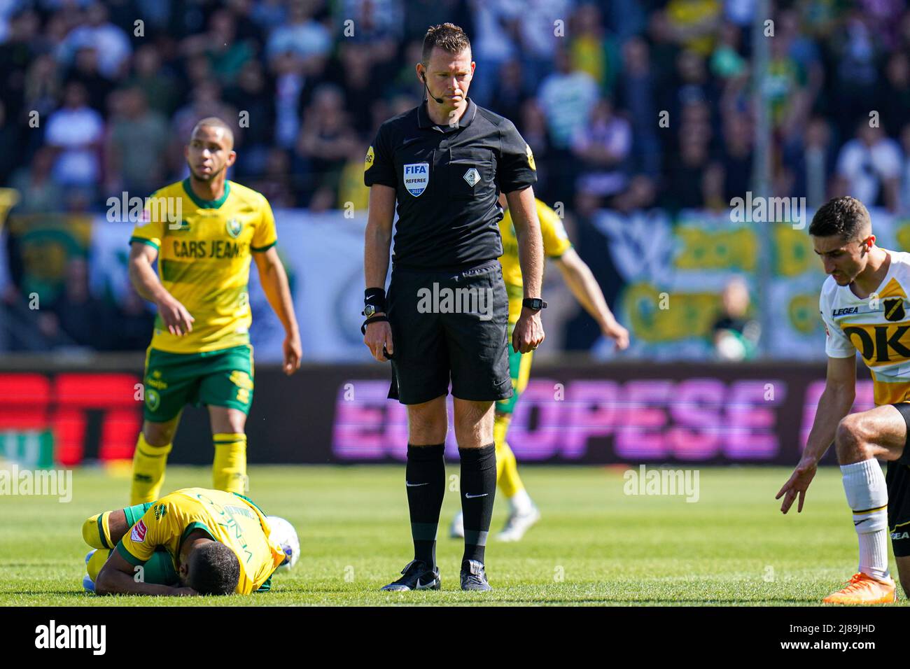 DEN HAAG, PAYS-BAS - MAI 14 : arbitre Allard Lindhout lors des séries hollandaises de Keukenkampioendivisie deuxième match de la coupe 1 entre ADO Den Haag et NAC Breda à Cars Jeans Stadion le 14 mai 2022 à Den Haag, pays-Bas (photo de René Nijhuis/Orange Pictures) Banque D'Images