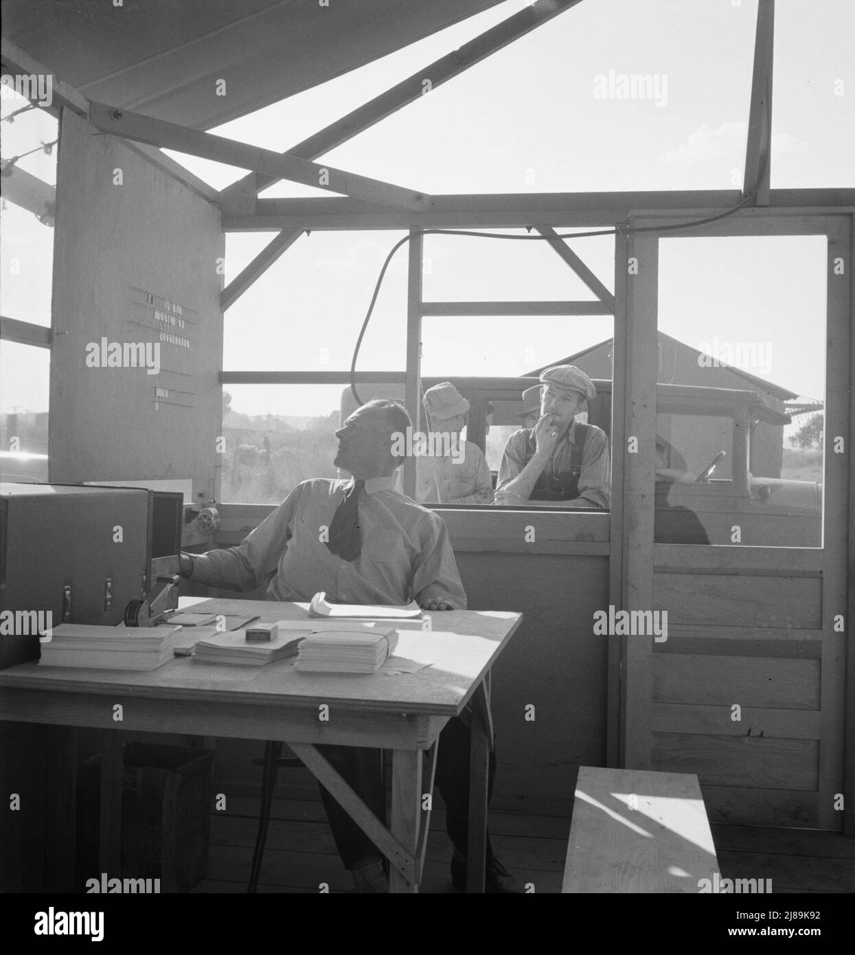 Le directeur de l'unité mobile (FSA - Administration de la sécurité agricole) a ouvert le camp de jour, dans la tente d'inscription. Merrill, Comté de Klamath, Oregon. Banque D'Images