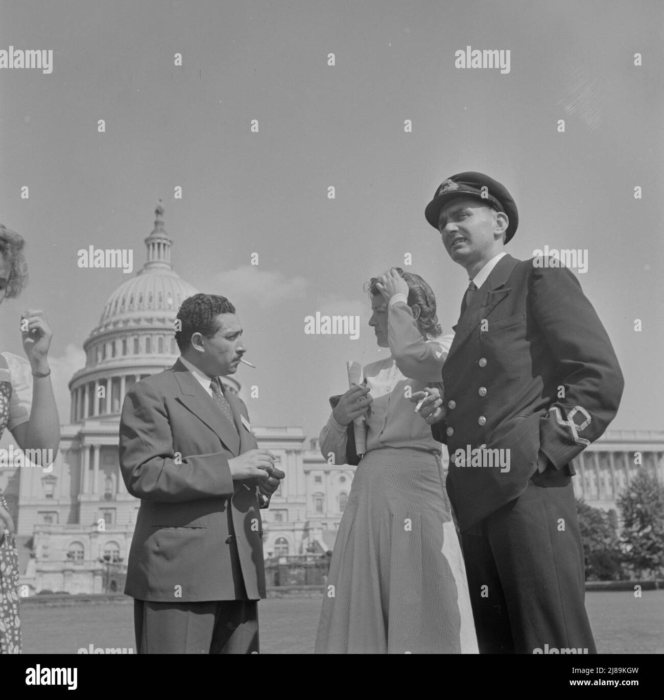 Washington, D.C. Assemblée étudiante internationale. Abd El Hamid Zaki, délégué de l'Égypte; Barbro Skagerlind, délégué de la Suède et sous-lieutenant Richard Miles de Grande-Bretagne. Banque D'Images