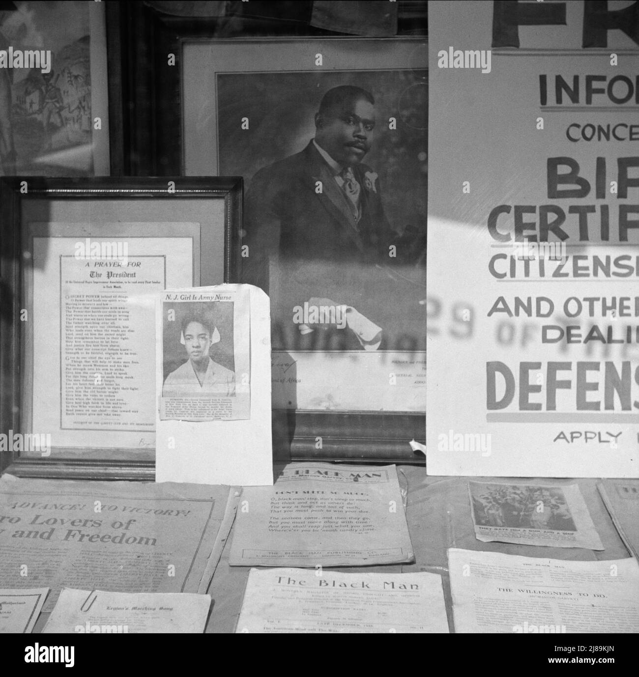 Signes dans les fenêtres d'un club Marcus Garvey dans la région de Harlem. Banque D'Images