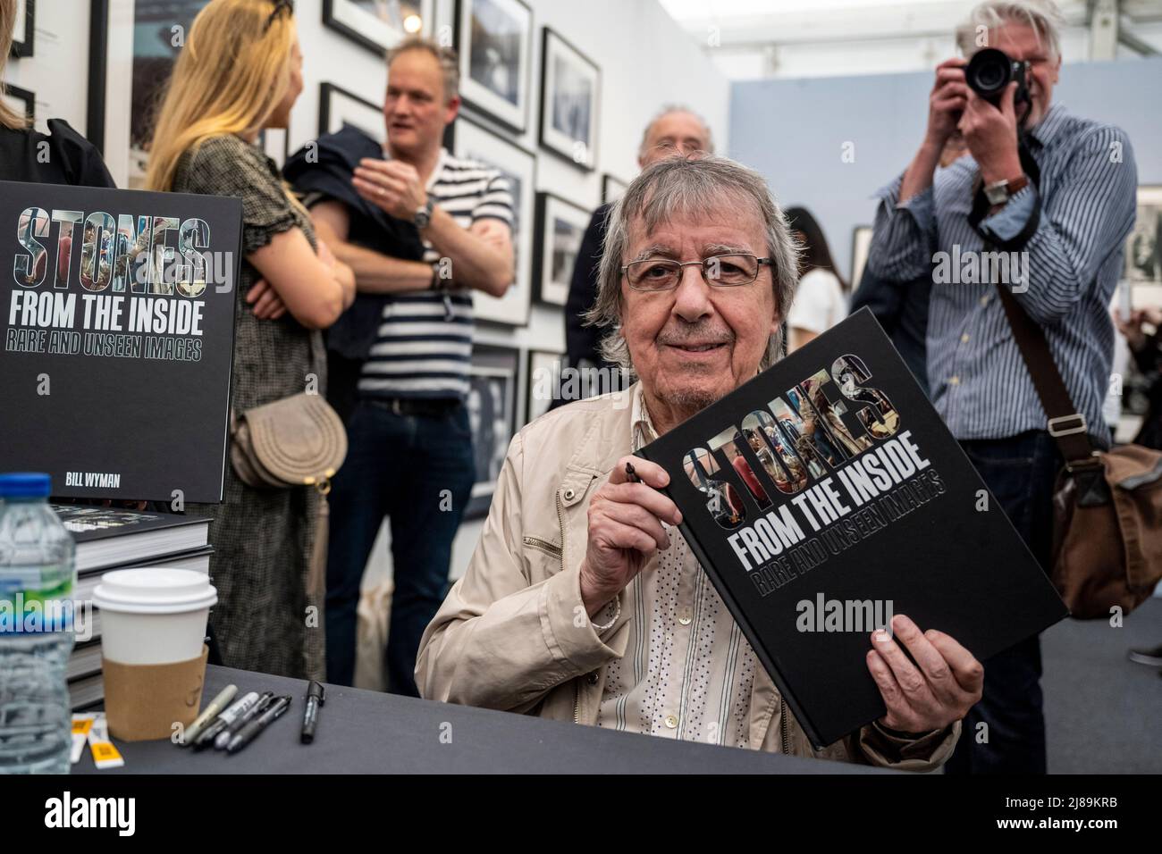 Londres, Royaume-Uni. 14 mai 2022. L'ancien assistant de Rolling Stones Bill Wyman à photo London lors de la signature de son livre « Stones from the Inside », une collection de photographies montrant sa vue intérieure exclusive du groupe. Le salon annuel de la photographie de Somerset House célèbre la photographie du cru au moderne, ainsi qu'une sélection des plus grands revendeurs et galeries de photographie au monde. Un programme public de discussions, de visites et plus se déroulera tout au long du spectacle du 12 au 14 mai 2022. Credit: Stephen Chung / Alamy Live News Banque D'Images