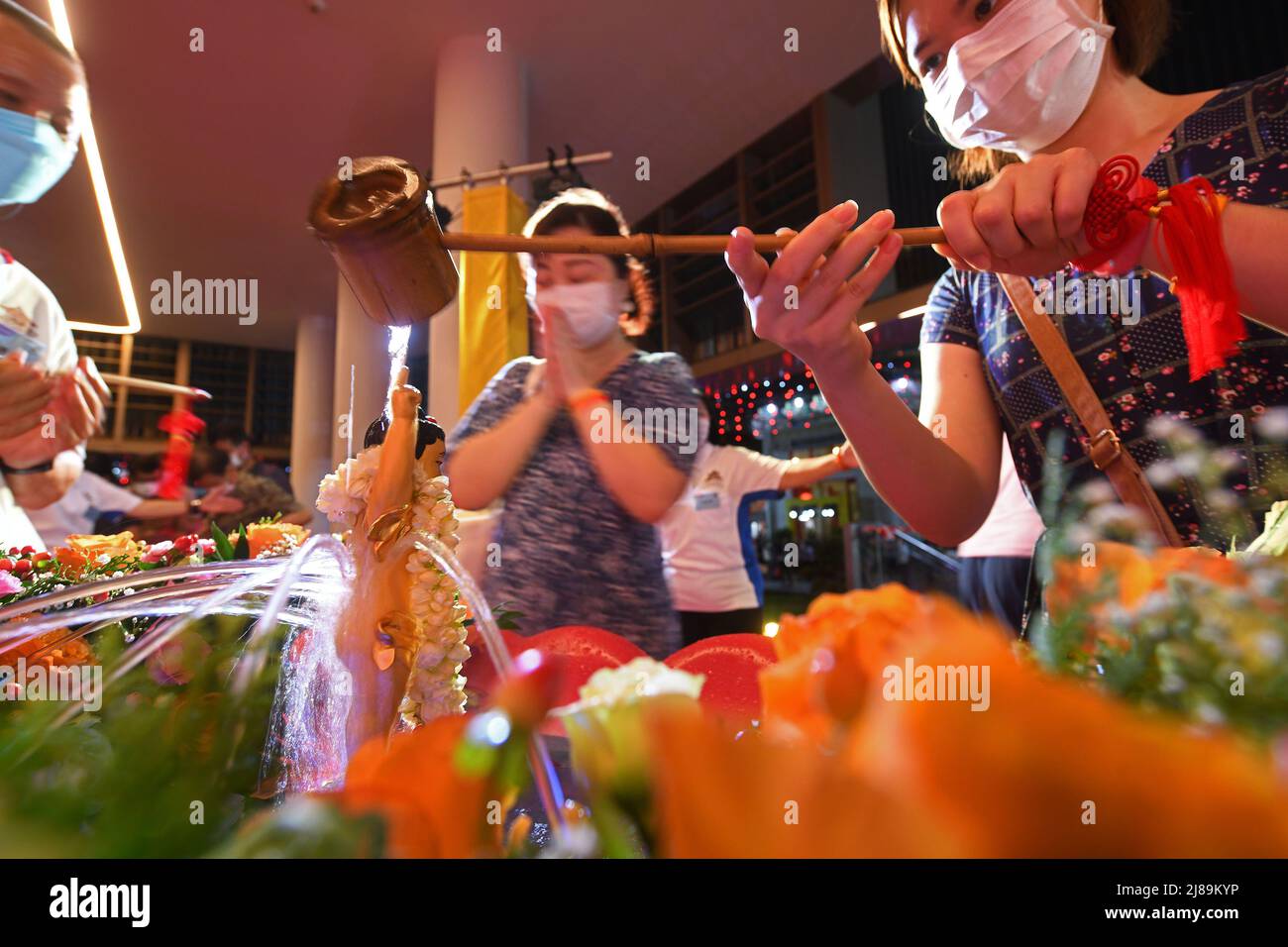 Singapour. 14th mai 2022. Les bouddhistes participent à la cérémonie du « bain du Bouddha » en prévision de la journée de Vesak, qui a eu lieu au temple Kong Meng San Phor Kark See, à Singapour, le 14 mai 2022. Crédit: Puis Chih Wey/Xinhua/Alay Live News Banque D'Images