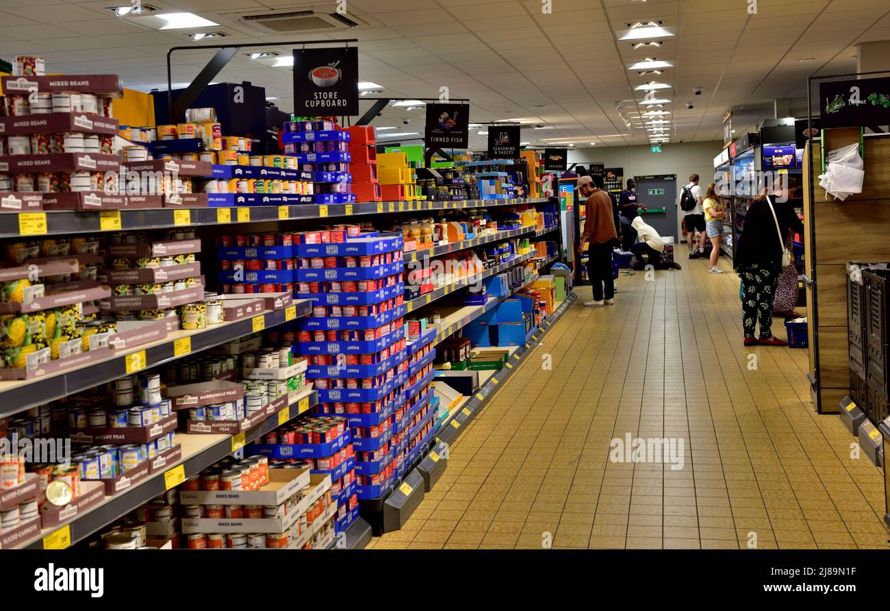 Allée de la nourriture en conserve dans le populaire supermarché Aldi, Royaume-Uni Banque D'Images