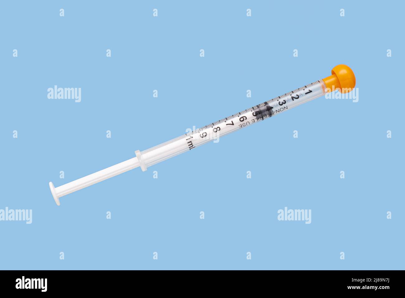 Seringue médicale isolée sur bleu Banque D'Images
