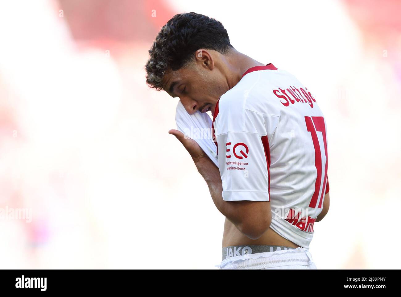 Stuttgart, Allemagne. 14th mai 2022. Football, Bundesliga, VfB Stuttgart - 1. FC Köln, Matchday 34 à la Mercedes-Benz Arena. Omar Marmoush, de Stuttgart, élimine la sueur de son front. NOTE IMPORTANTE: Conformément aux exigences de la DFL Deutsche Fußball Liga et de la DFB Deutscher Fußball-Bund, il est interdit d'utiliser ou d'avoir utilisé des photographies prises dans le stade et/ou du match sous forme de séquences d'images et/ou de séries de photos de type vidéo. Crédit : Tom Weller/dpa/Alay Live News Banque D'Images