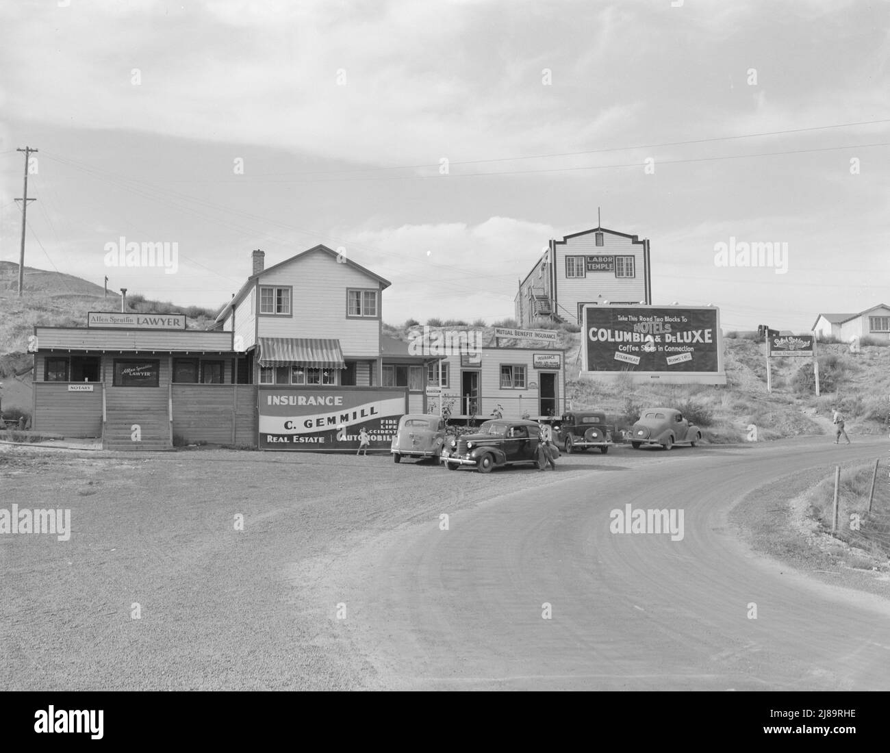 Washington, Coulee City, Grant County. Route qui traverse l'autoroute et mène de la ville de Coulee. Ville de construction de boom d'environ quatre ans. Notez le temple du travail sur la colline. Banque D'Images