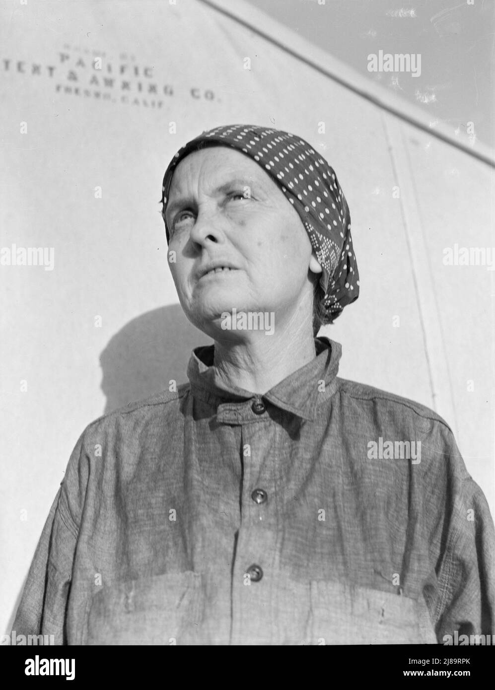 Calipatria, Vallée impériale. Dans le camp de travail migratoire d'urgence de la FSA (Farm Security Administration). A quitté l'Oklahoma le 11 décembre 1937 avec son mari et ses deux enfants et son gendre. Ex-agriculteurs locataires sur les troisième et quatrième en coton. J'avais cinquante dollars quand je l'ai mis en place. Je suis allé à Phoenix, j'ai choisi du coton et tiré des péages, j'ai fait quatre-vingts cents par jour avec deux personnes cueillant des péages. J'y ai séjourné jusqu'à la fermeture de l' Nous sommes allés à Idaho, les petits pois cueillis jusqu'au mois d'août, nous avons laissé McCarl avec quarante dollars "en main". Nous sommes allés à Cedar City et à Parowan, Utah, à une distance de 700 miles. Petits pois cueillis jusqu'au mois de septembre. Nous sommes allés à Hollister, Cal Banque D'Images