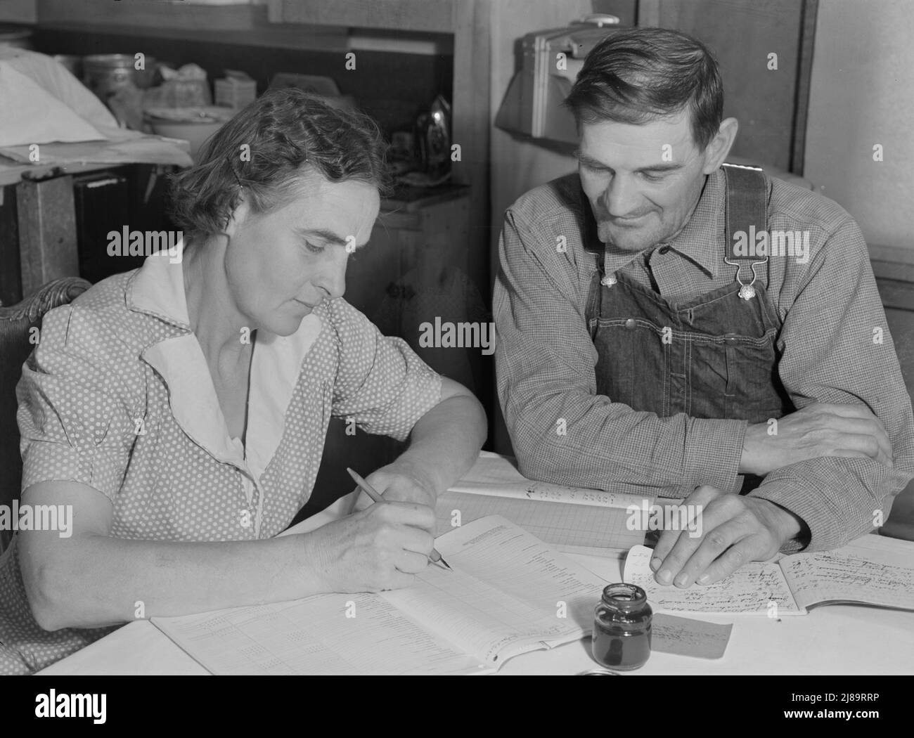 Administration de la sécurité agricole les emprunteurs de la nouvelle ferme tiennent compte de leur prêt. Dead Ox Flat, comté de Malheur, Oregon. Banque D'Images