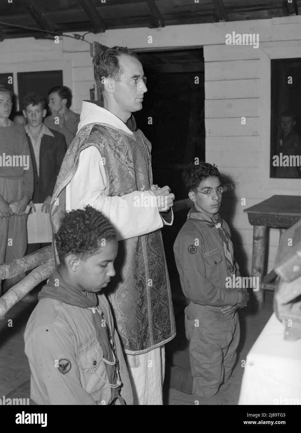 Tusten, New York. Activités interraciales au Camp Brooklyn, où les enfants sont aidés par le Service de camp méthodiste. Masse pour les scouts. Banque D'Images