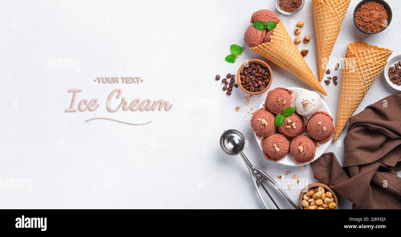 Crème glacée, gaufres, chocolat, café et noix sur fond clair. Banque D'Images