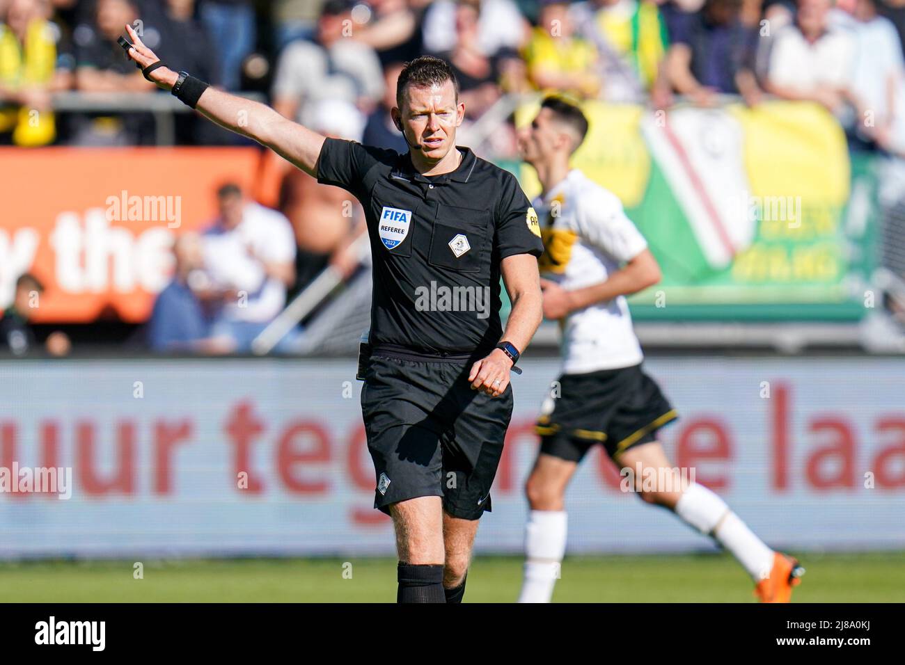 DEN HAAG, PAYS-BAS - MAI 14 : arbitre Allard Lindhout lors des séries hollandaises de Keukenkampioendivisie deuxième match de la coupe 1 entre ADO Den Haag et NAC Breda à Cars Jeans Stadion le 14 mai 2022 à Den Haag, pays-Bas (photo de René Nijhuis/Orange Pictures) Banque D'Images