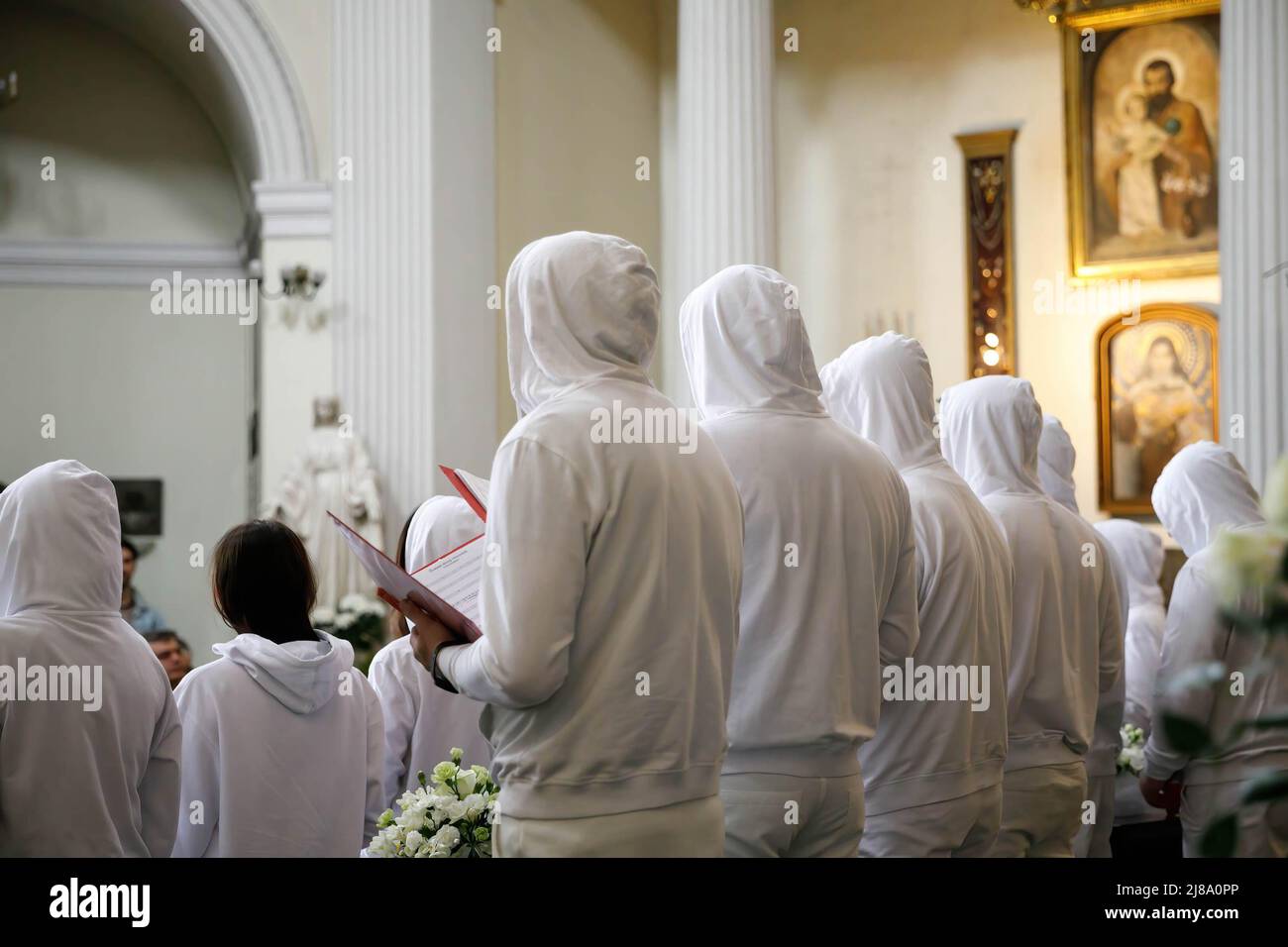 Les membres du Chœur libre bélarussien (Volny Chor) portent des vêtements blancs lorsqu'ils se présentent à l'église Saint-Alexandre à Varsovie lors de l'événement prier pour l'Ukraine pour montrer la solidarité avec les Ukrainiens. Le Chœur libre (Volny Chor) est un symbole de la protestation bélarussienne. C'est une communauté de musiciens, d'artistes et de personnes biélorusses dont les voix ont été entendues tout au long de 2020 - 2021 en Biélorussie et à l'étranger comme une protestation contre le régime biélorusse et pour soutenir les personnes qui combattent le régime. Leur première représentation a eu lieu le 25 août 2020 au centre commercial Stolitsa de Minsk, au Bélarus. Pendant quelques mois, le Banque D'Images