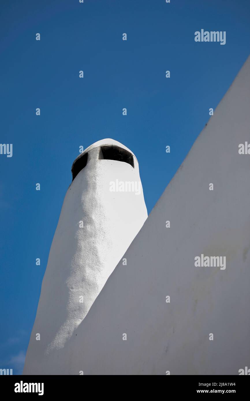 Chimney grec. Isolé. Cheminée blanchie à la chaux dans l' île de Syros . Ciel bleu en arrière-plan. Image de stock. Banque D'Images