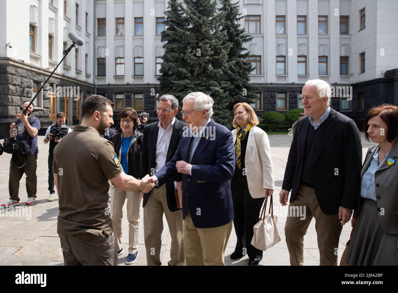 Le président ukrainien Volodymyr Zelensky a rencontré une délégation de la Chambre haute du Congrès des États-Unis, dirigée par le chef de la minorité républicaine au Sénat Mitchell McConnell. Zelensky a souligné que cette visite importante est un signal fort de soutien bipartisan à l'Ukraine de la part du Congrès américain et du peuple américain. Volodymyr Zelensky a noté que l'Ukraine se bat aujourd'hui contre l'agresseur russe, défendant non seulement son état, mais aussi ses valeurs et libertés démocratiques, le droit des nations de choisir librement leur propre avenir. Photo: Bureau des présidents de l'Ukraine Banque D'Images