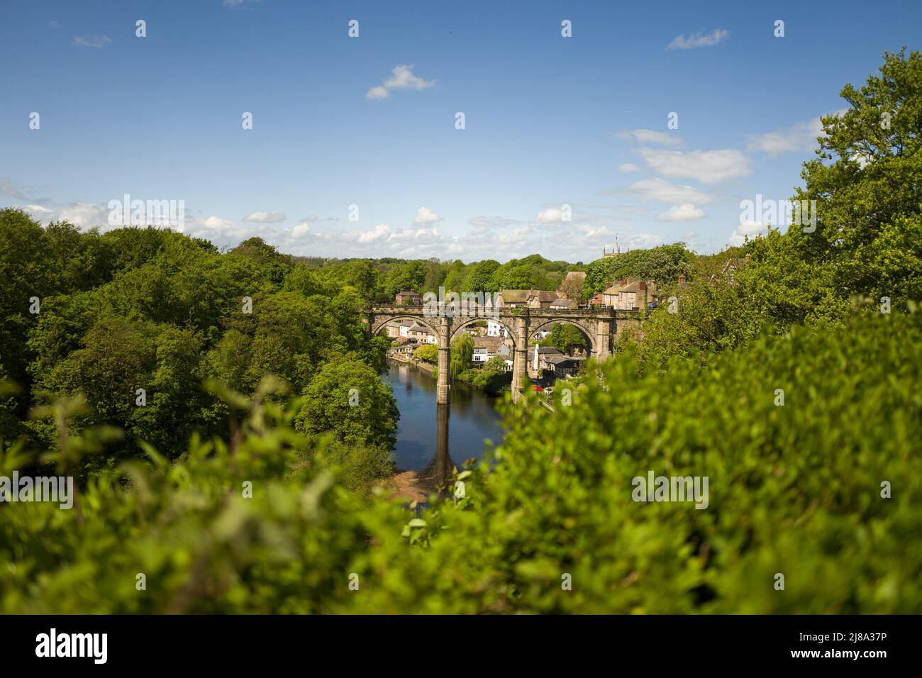 11 mai 2022 : debout sur une colline surplombant la rivière Nidd, le château de Knaresborough était une résidence préférée des premiers rois anglais. Aujourd'hui, le lieu historique attire chaque année des touristes, surtout pendant la saison estivale. Les vestiges du château sont ouverts au public et il y a des frais d'entrée aux vestiges intérieurs. La propriété appartient au monarque en tant que partie du Duché de Lancaster, mais est administrée par le Conseil de l'arrondissement d'Harrogate. (Image crédit: © Velar Grant/ZUMA Press Wire) Banque D'Images