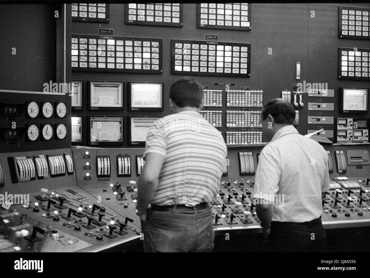 Centrale nucléaire d'Oconee en Caroline du Sud, exploitée par Duke Power Company 1979, identique à la centrale de Three Mile Island qui a eu un accident d'effondrement. Il s'agit de la salle de contrôle avec toutes les commandes et tous les moniteurs complexes. Banque D'Images