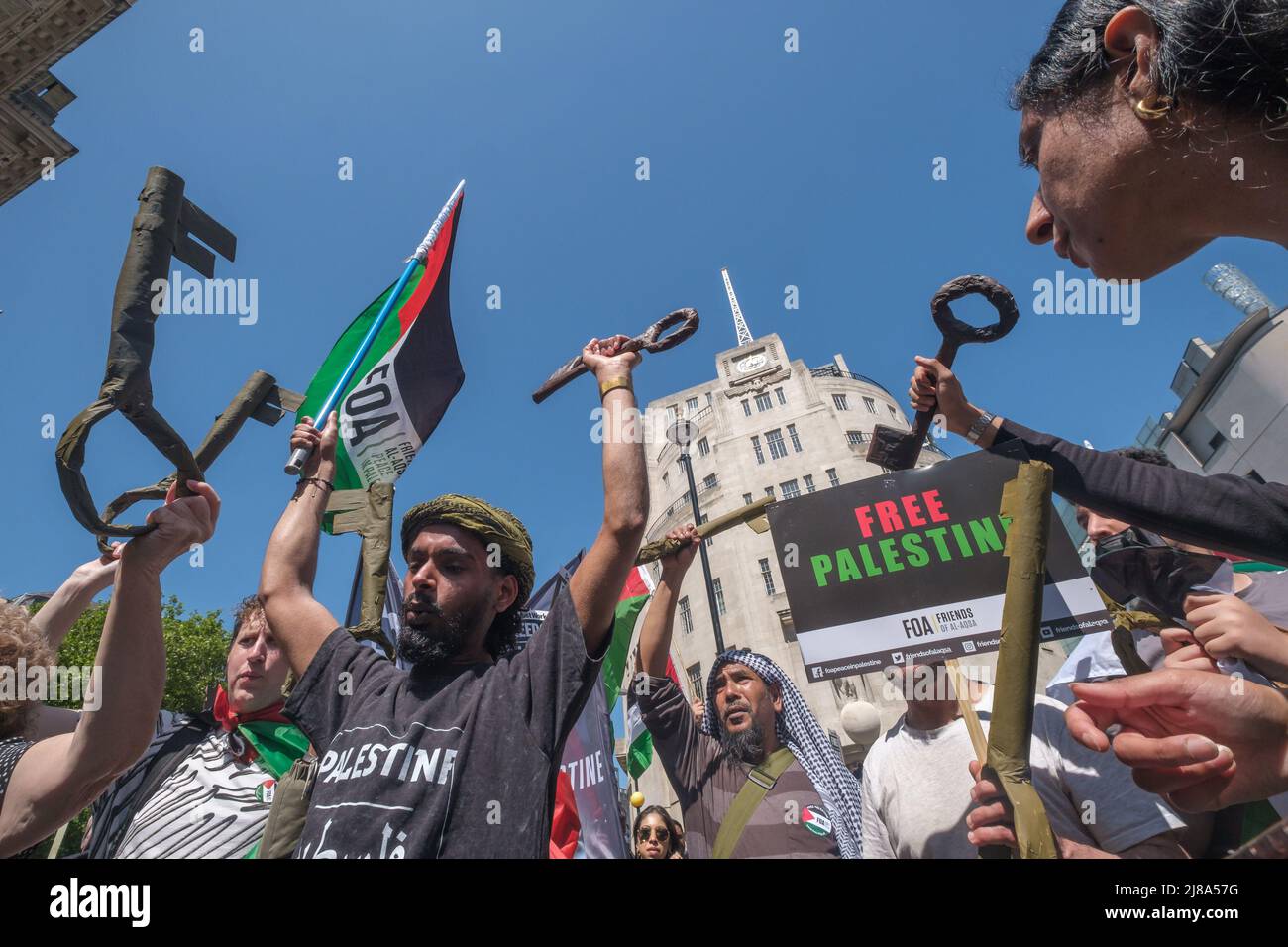 Londres, Royaume-Uni. 14 mai 2022. Les clés symbolisent le retour des Palestiniens dans les foyers volés. Les gens marchent de la BBC à un rassemblement à Downing St contre 74 ans de violations croissantes des droits de l'homme d'Israël contre les Palestiniens depuis plus de 750 000 ont été déplacés de leurs foyers par les forces sionistes israéliennes. La situation en Israël est maintenant largement reconnue internationalement comme l'apartheid. Les marcheurs expriment leur choc face à l'attaque contre les porteurs de la paall lors des funérailles du journaliste Shireen Abu Akleh, abattu de sang froid par les forces israéliennes. Peter Marshall Alay Live News Banque D'Images