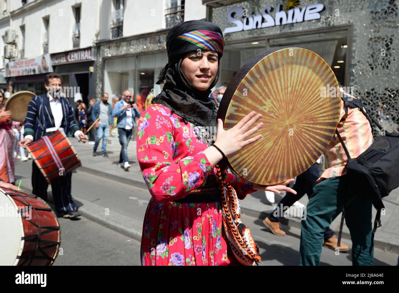 1st Festival culturel kurde à Paris. Une parade de costumes traditionnels et d'orchestre de rue a eu lieu dans le 10th arrondissement de Paris Banque D'Images